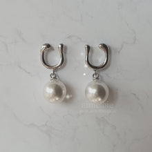 Load image into Gallery viewer, [fromis_9 Nakyung Earrings] Horse Shoe and Pearl Earrings (Medium) - Silver