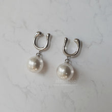 Load image into Gallery viewer, [fromis_9 Nakyung Earrings] Horse Shoe and Pearl Earrings (Medium) - Silver