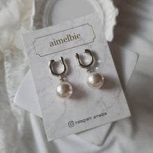 Load image into Gallery viewer, [fromis_9 Nakyung Earrings] Horse Shoe and Pearl Earrings (Medium) - Silver