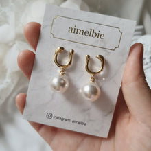 Load image into Gallery viewer, Horse Shoe and Pearl Earrings (Medium) - Gold