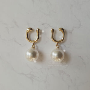 Horse Shoe and Pearl Earrings (Medium) - Gold