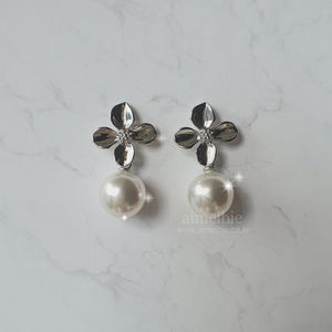 [IVE Leeseo, STAYC Sieun Earrings] Botanic Flower and Pearl Earrings - Silver