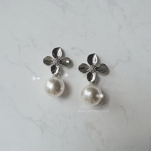 [IVE Leeseo, STAYC Sieun Earrings] Botanic Flower and Pearl Earrings - Silver