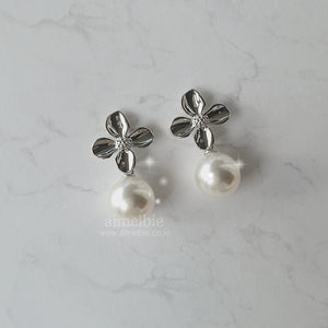 [IVE Leeseo, STAYC Sieun Earrings] Botanic Flower and Pearl Earrings - Silver