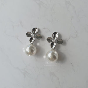 [IVE Leeseo, STAYC Sieun Earrings] Botanic Flower and Pearl Earrings - Silver