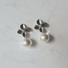 Load image into Gallery viewer, [IVE Leeseo, STAYC Sieun Earrings] Botanic Flower and Pearl Earrings - Silver