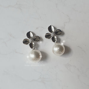 [IVE Leeseo, STAYC Sieun Earrings] Botanic Flower and Pearl Earrings - Silver