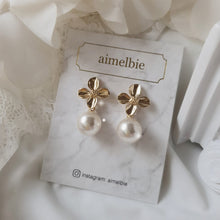 Load image into Gallery viewer, Botanic Flower and Pearl Earrings - Gold