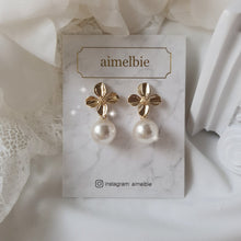 Load image into Gallery viewer, Botanic Flower and Pearl Earrings - Gold