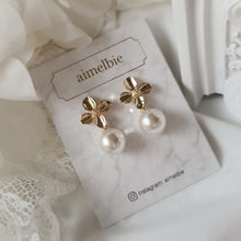 Load image into Gallery viewer, Botanic Flower and Pearl Earrings - Gold