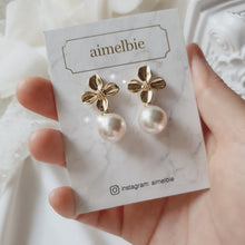 Load image into Gallery viewer, Botanic Flower and Pearl Earrings - Gold