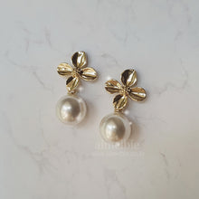 Load image into Gallery viewer, Botanic Flower and Pearl Earrings - Gold