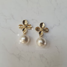 Load image into Gallery viewer, Botanic Flower and Pearl Earrings - Gold