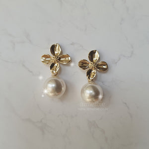 Botanic Flower and Pearl Earrings - Gold