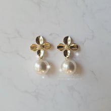 Load image into Gallery viewer, Botanic Flower and Pearl Earrings - Gold