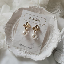 Load image into Gallery viewer, Botanic Flower and Pearl Earrings - Gold