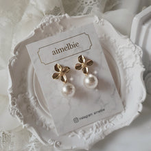 Load image into Gallery viewer, Botanic Flower and Pearl Earrings - Gold