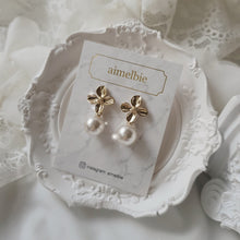 Load image into Gallery viewer, Botanic Flower and Pearl Earrings - Gold