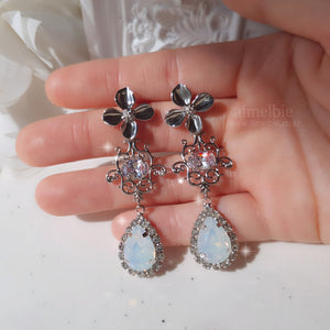 [IU Earrings] Flower Queen Earrings - White Opal Color