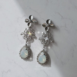 [IU Earrings] Flower Queen Earrings - White Opal Color