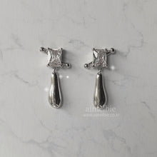 Load image into Gallery viewer, [IU, BABYMONSTER Chiquita Earrings] Urban Metal drop earrings - Silver Color