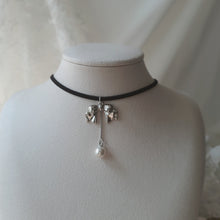 Load image into Gallery viewer, [Billlie Tsuki Necklace] Romantic bow and pearl drop choker - Silver Color