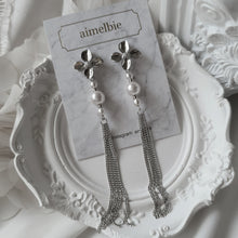 Load image into Gallery viewer, Longdrop Silver Flower Earrings