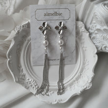 Load image into Gallery viewer, Longdrop Silver Flower Earrings