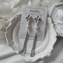 Load image into Gallery viewer, Longdrop Silver Flower Earrings