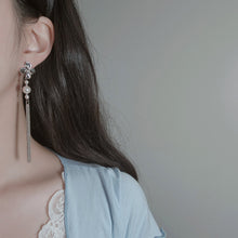 Load image into Gallery viewer, Longdrop Silver Flower Earrings