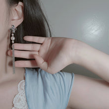 Load image into Gallery viewer, Longdrop Silver Flower Earrings