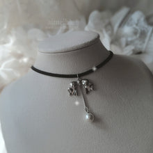 Load image into Gallery viewer, [Billlie Tsuki Necklace] Romantic bow and pearl drop choker - Silver Color