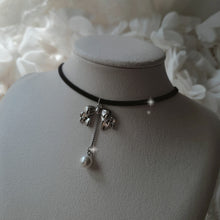 Load image into Gallery viewer, [Billlie Tsuki Necklace] Romantic bow and pearl drop choker - Silver Color