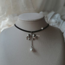 Load image into Gallery viewer, [Billlie Tsuki Necklace] Romantic bow and pearl drop choker - Silver Color