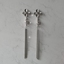 Load image into Gallery viewer, Longdrop Silver Flower Earrings