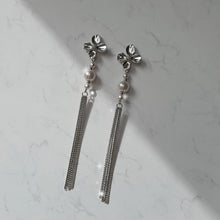 Load image into Gallery viewer, Longdrop Silver Flower Earrings