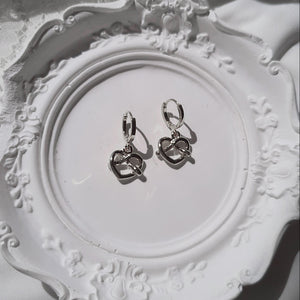 [VIVIZ Eunha Earrings] Pretzel Huggies Earrings - Silver Color