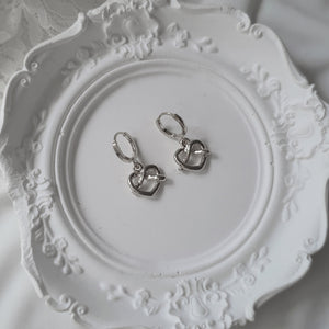 [VIVIZ Eunha Earrings] Pretzel Huggies Earrings - Silver Color