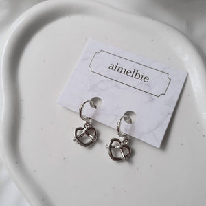 [VIVIZ Eunha Earrings] Pretzel Huggies Earrings - Silver Color