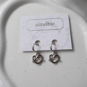 [VIVIZ Eunha Earrings] Pretzel Huggies Earrings - Silver Color