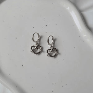 [VIVIZ Eunha Earrings] Pretzel Huggies Earrings - Silver Color