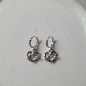[VIVIZ Eunha Earrings] Pretzel Huggies Earrings - Silver Color