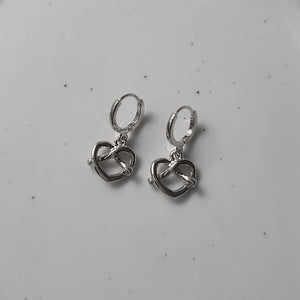 [VIVIZ Eunha Earrings] Pretzel Huggies Earrings - Silver Color