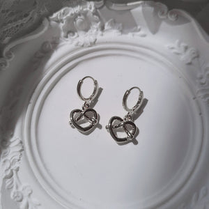 [VIVIZ Eunha Earrings] Pretzel Huggies Earrings - Silver Color