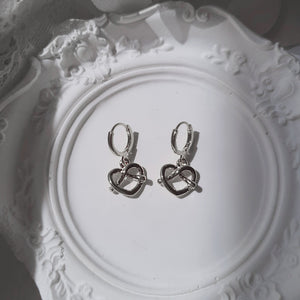 [VIVIZ Eunha Earrings] Pretzel Huggies Earrings - Silver Color