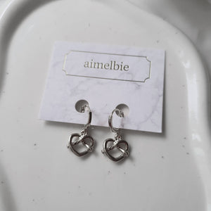 [VIVIZ Eunha Earrings] Pretzel Huggies Earrings - Silver Color
