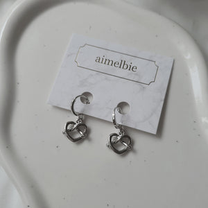 [VIVIZ Eunha Earrings] Pretzel Huggies Earrings - Silver Color