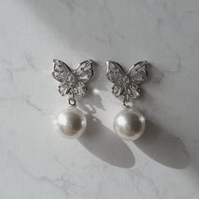 Load image into Gallery viewer, Butterfly and pearl earrings