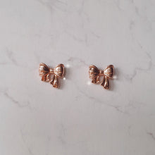Load image into Gallery viewer, Petit Daily Ribbon Earrings - Rosegold