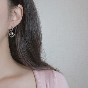 [VIVIZ Eunha Earrings] Pretzel Huggies Earrings - Silver Color